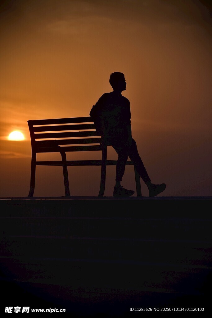 夕阳下长椅上的孤独身影