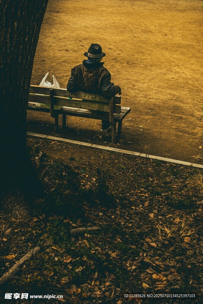 孤独长椅上的沉思者