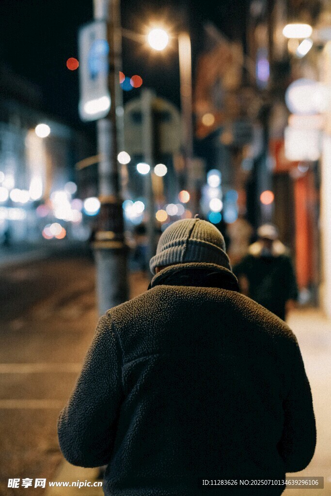 夜晚街头独行的背影