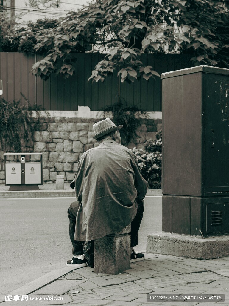 独坐街头的孤独老人