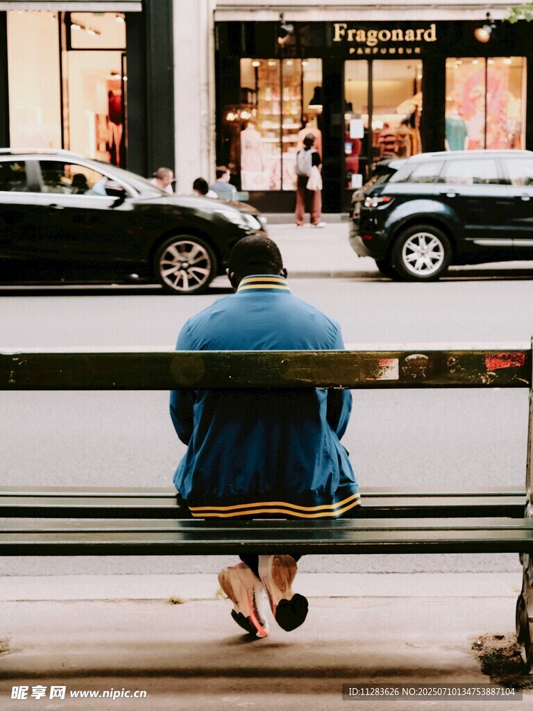 长椅上独坐的背影