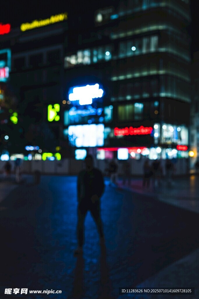 夜晚街头的孤独身影