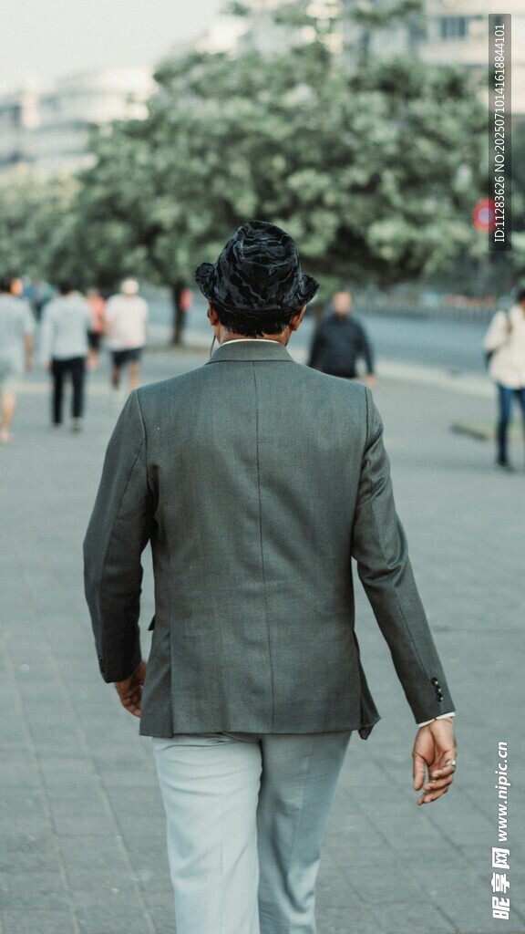 男子街头背影