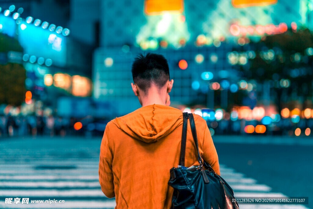都市独行青年背影