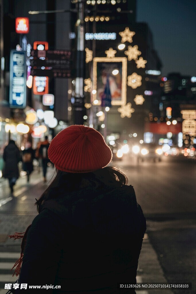 夜晚街头独行的红帽身影