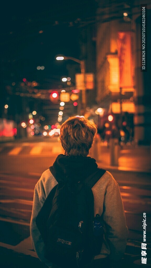 夜晚街头独行者背影