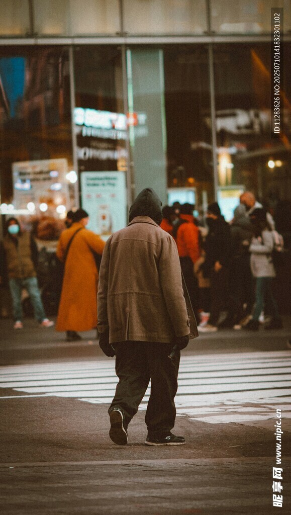 街头独行的身影