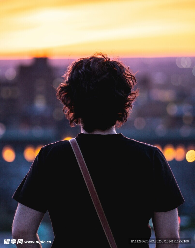 夕阳下的独行者