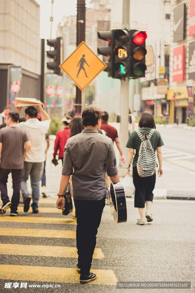 城市街头行人过马路场景