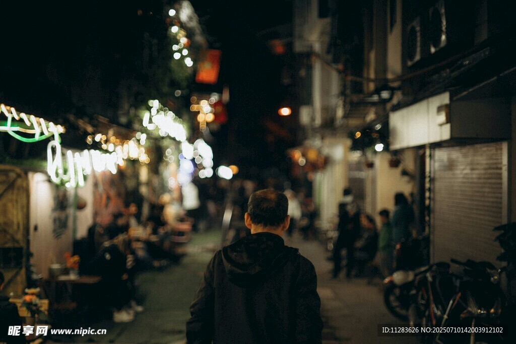 夜晚街头的行人与灯光