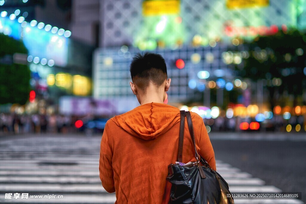 都市夜归人背影