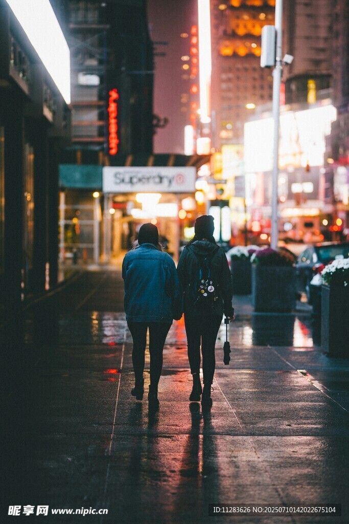 都市夜晚街头行人身影