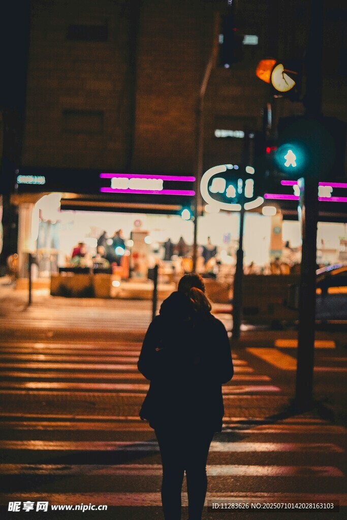 夜晚街头独行的身影