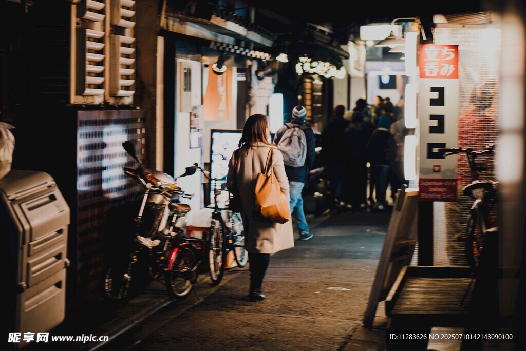 夜晚街头的温馨生活场景
