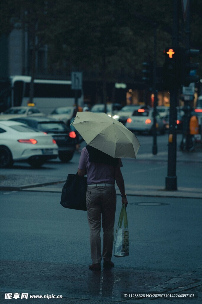 雨中撑伞行走的行人