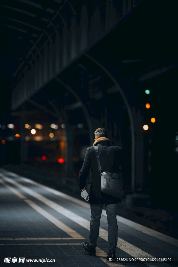 夜晚独行的背包男子