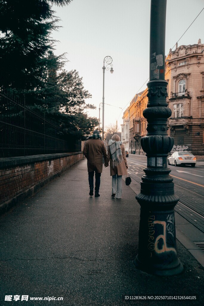 城市街道行人漫步景象
