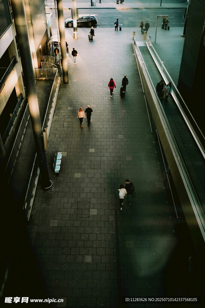 城市街道行人俯瞰景象