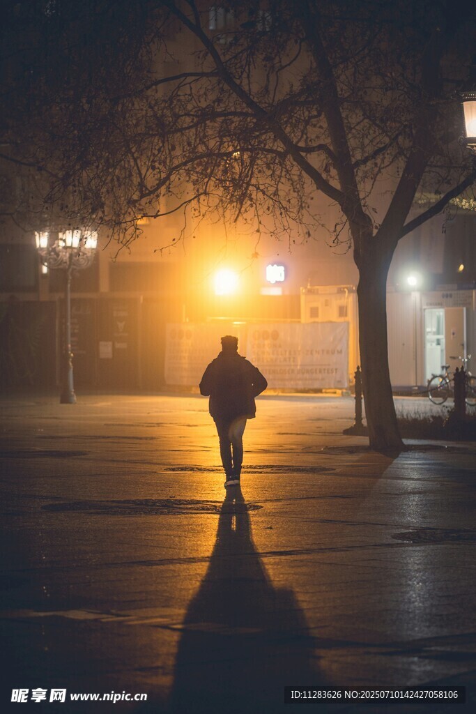 雨夜独行的孤独身影