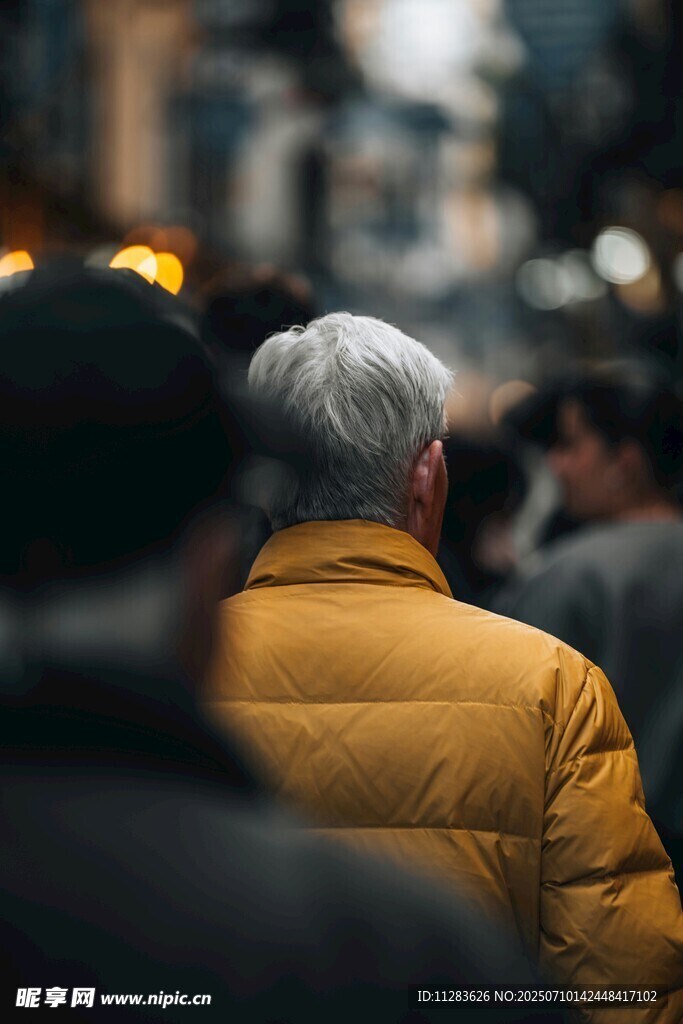 街头人群中的黄色外套背影