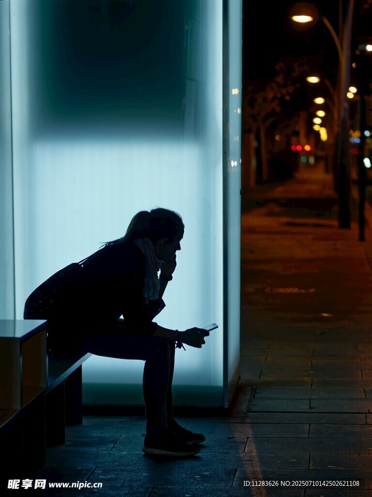 夜晚独坐的孤独身影
