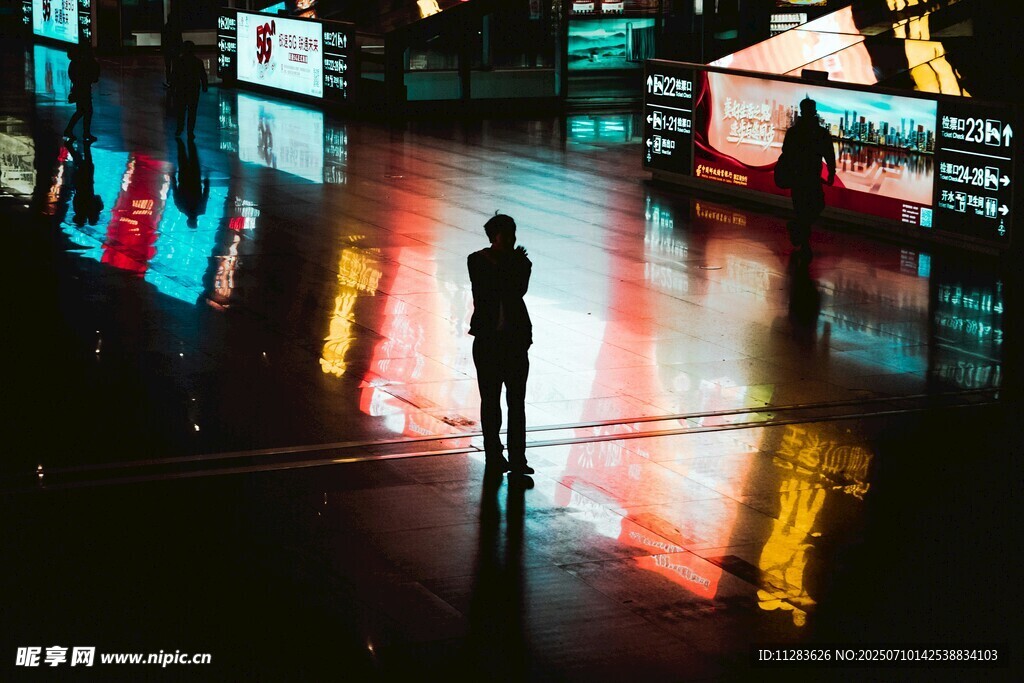 都市夜影下的孤独身影