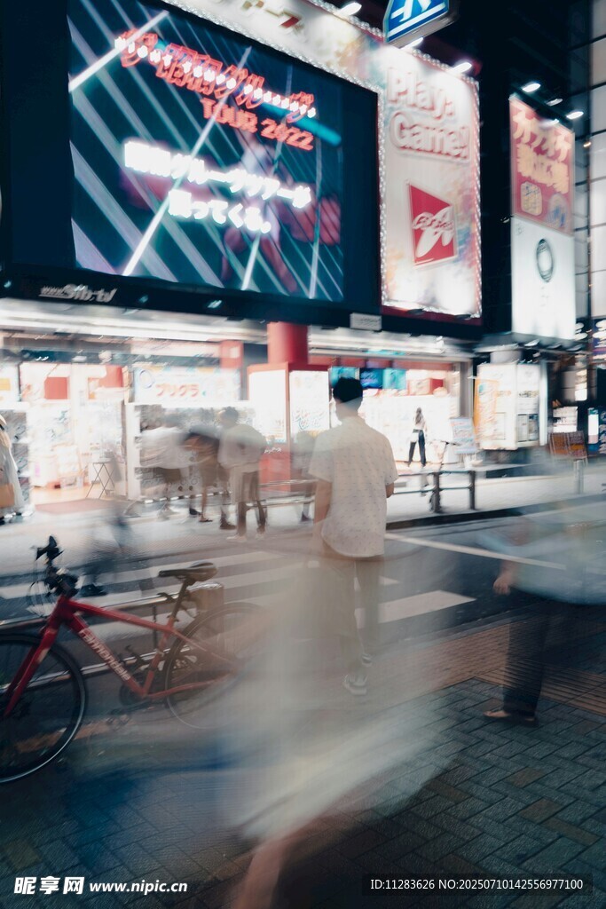 城市街头的繁华夜景
