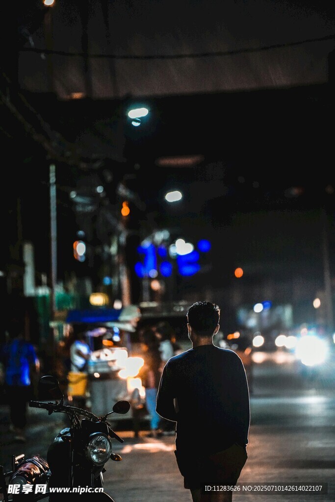 夜晚街头行人背影