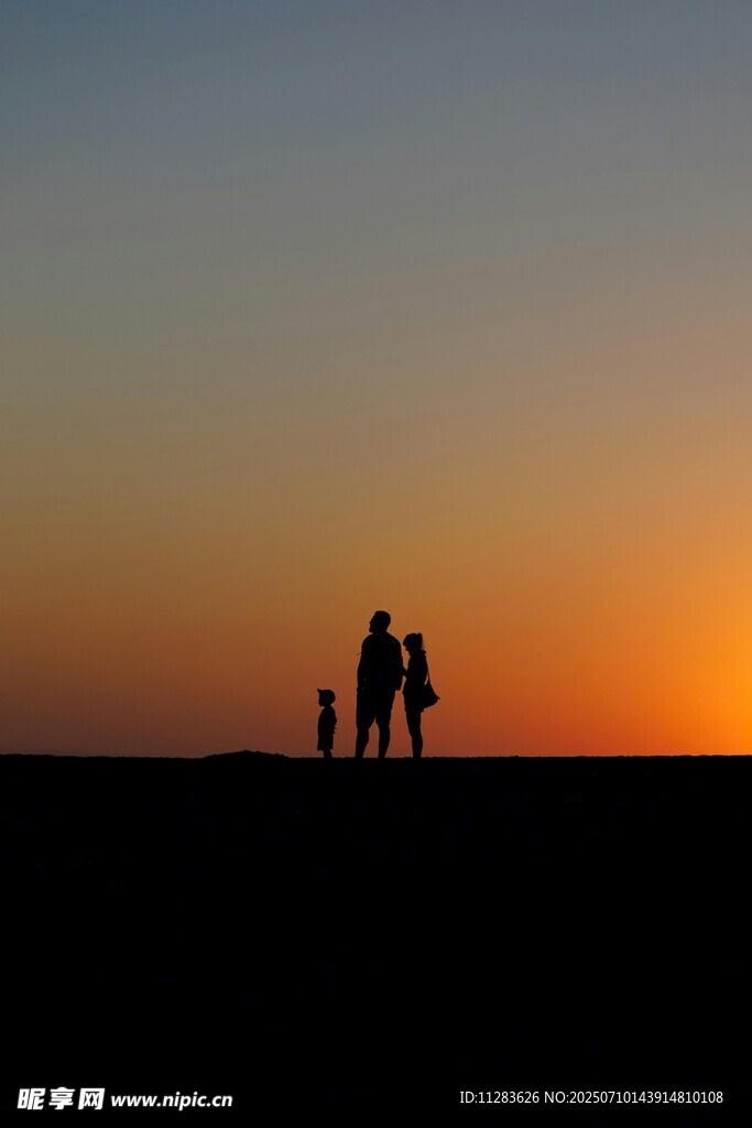 夕阳下的家庭剪影