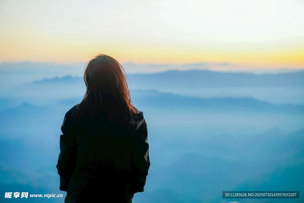 女子眺望远方美景