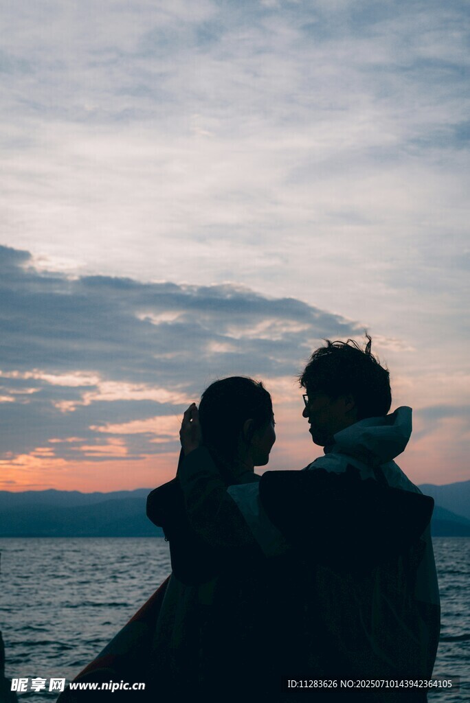 夕阳下的情侣海边浪漫剪影