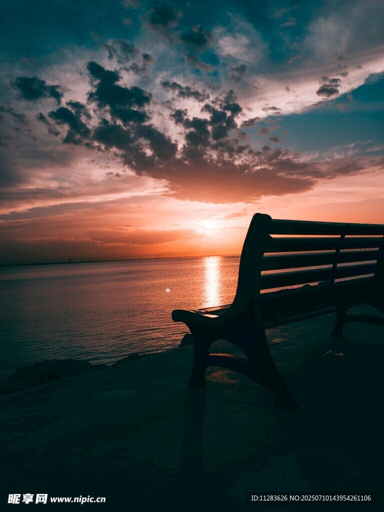 夕阳下长椅