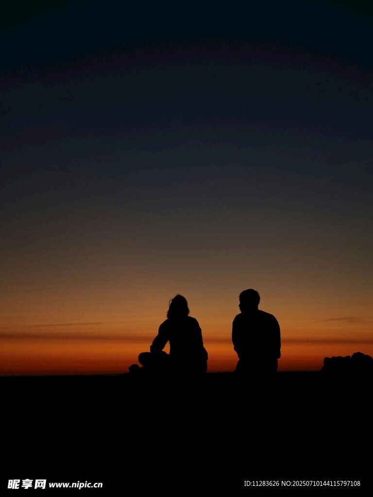 夕阳下的两人剪影