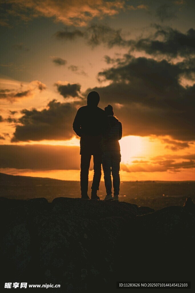 夕阳下的温馨亲子身影