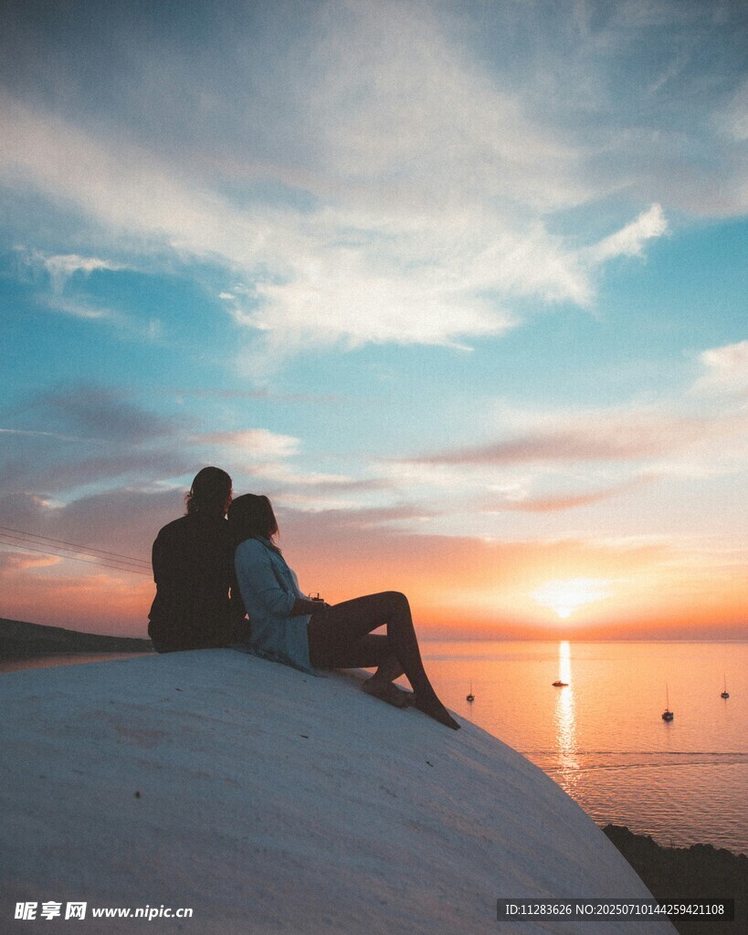 夕阳下情侣共赏浪漫海景