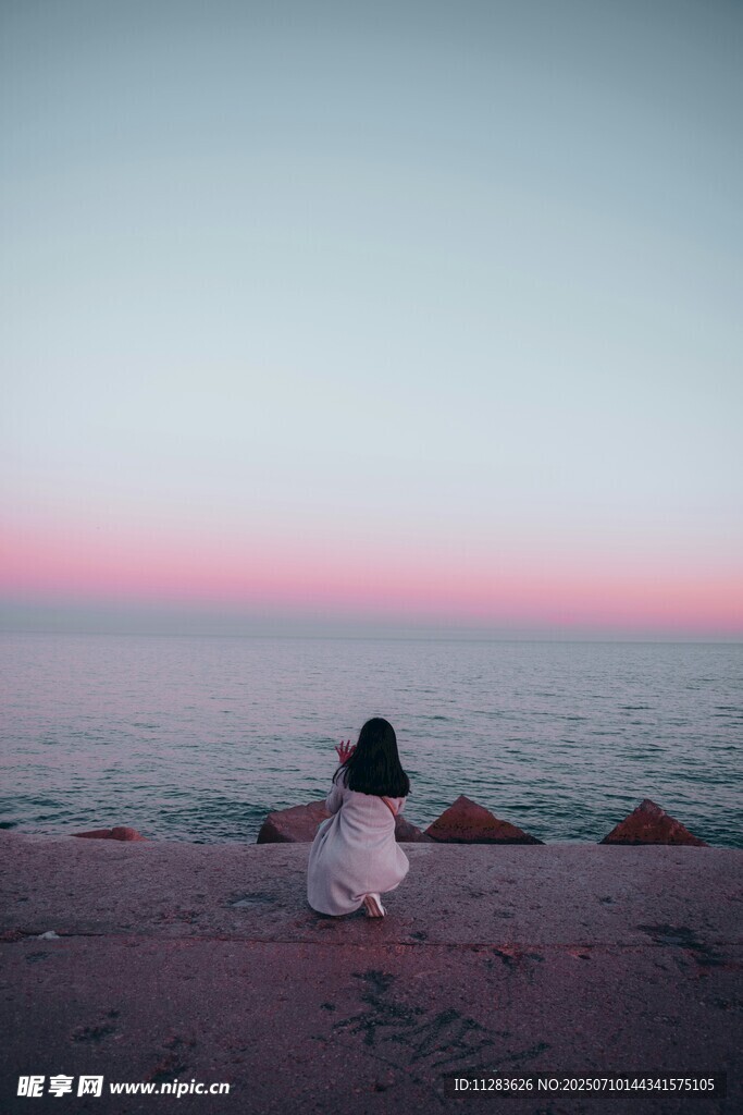 海边独坐的女子