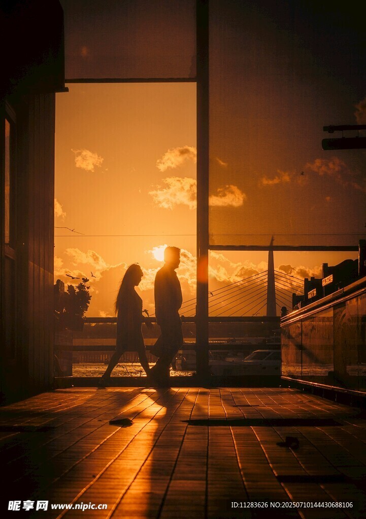 夕阳下的两人温馨身影