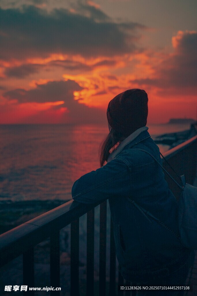 夕阳下的孤独背影