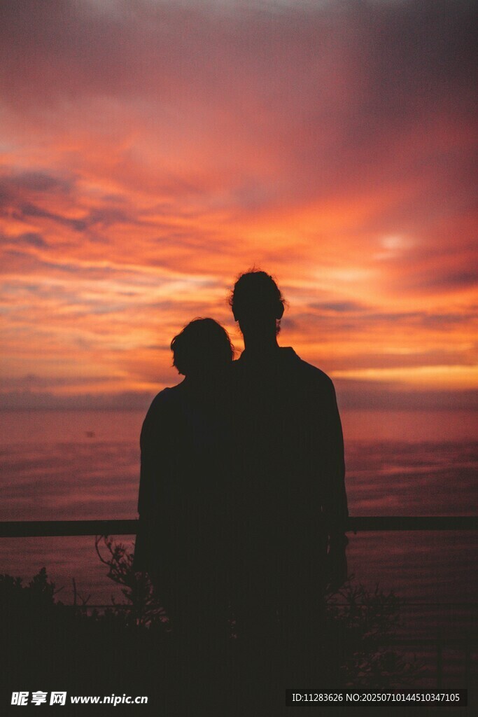 夕阳下的情侣剪影