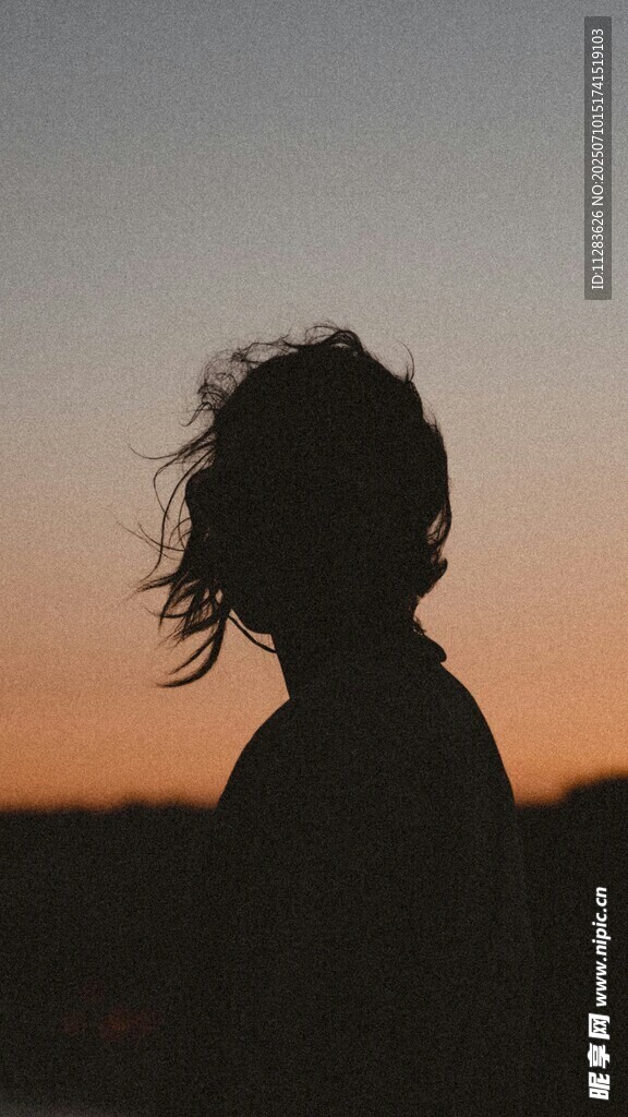 夕阳下的孤独背影