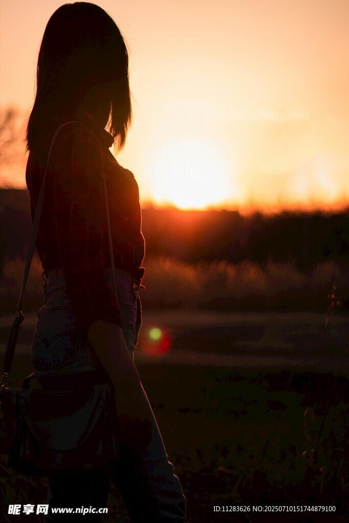 夕阳下的孤独少女身影