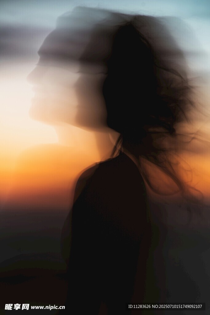夕阳下的飘逸女性剪影