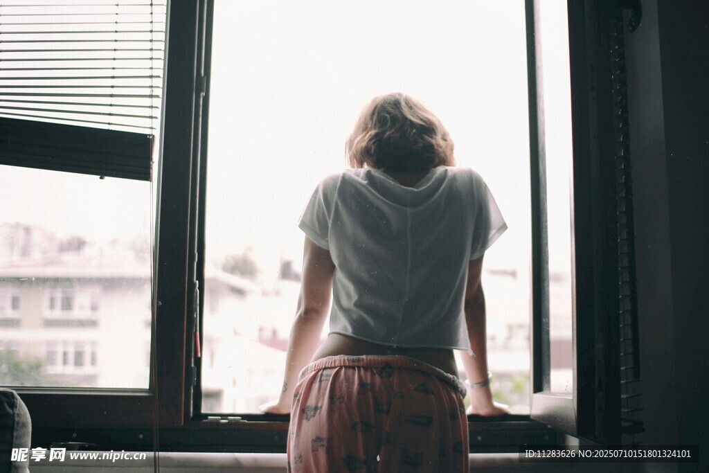 女子窗边凝望远方