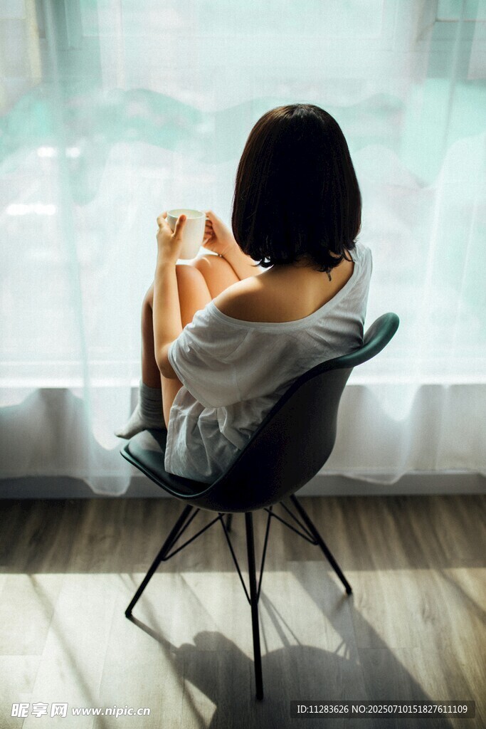 窗边静坐女子的静谧时刻