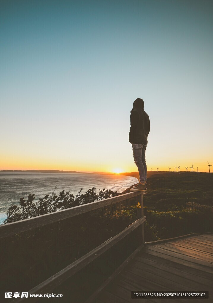 夕阳下的孤独身影