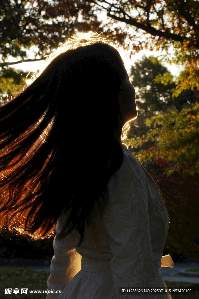 夕阳下长发飘飘的女子