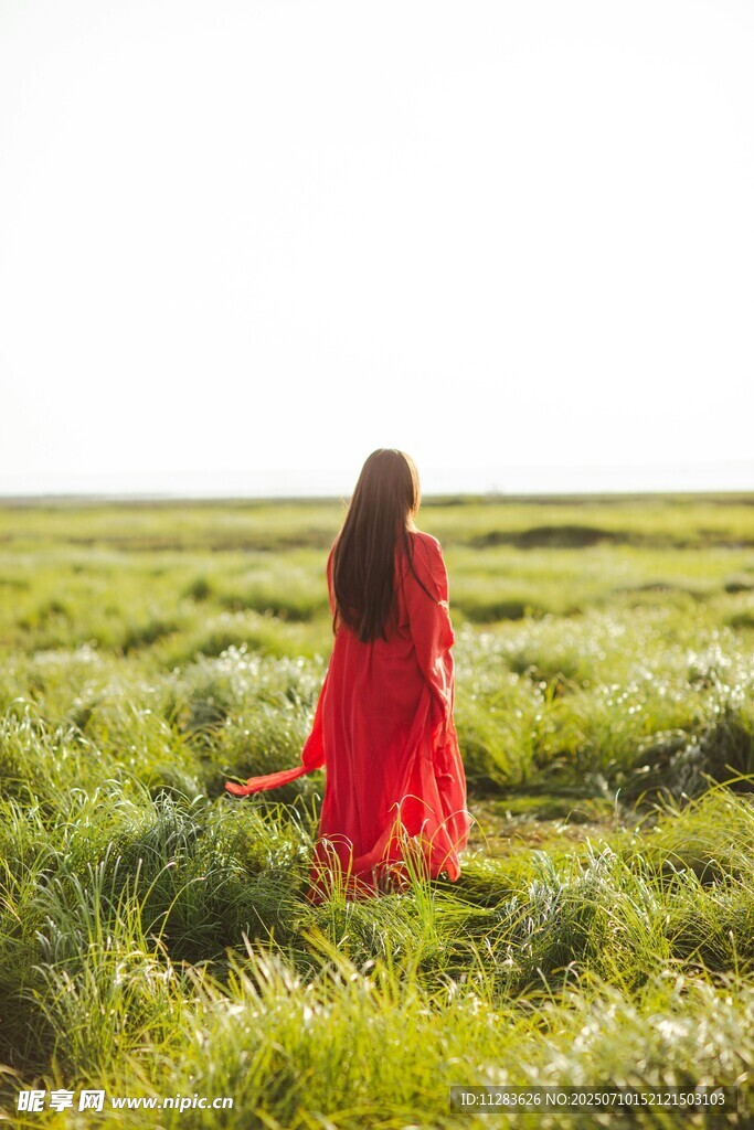红衣女子漫步绿色草地