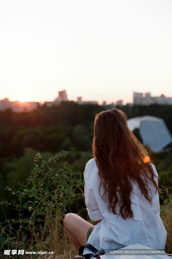 女孩赏日落美景