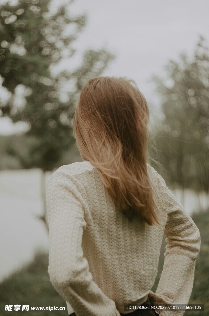 湖畔背影长发女子