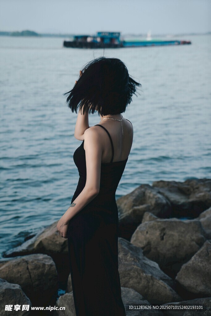 海边黑衣女子的孤独背影